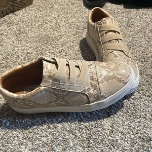 Adorable dolce vita platforms sneakers